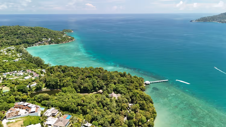 Flyfoto av Phuket-kysten med jungel og turkist vann
