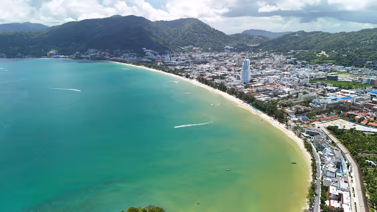 Luchtfoto van Patong Beach met turquoise water en stad