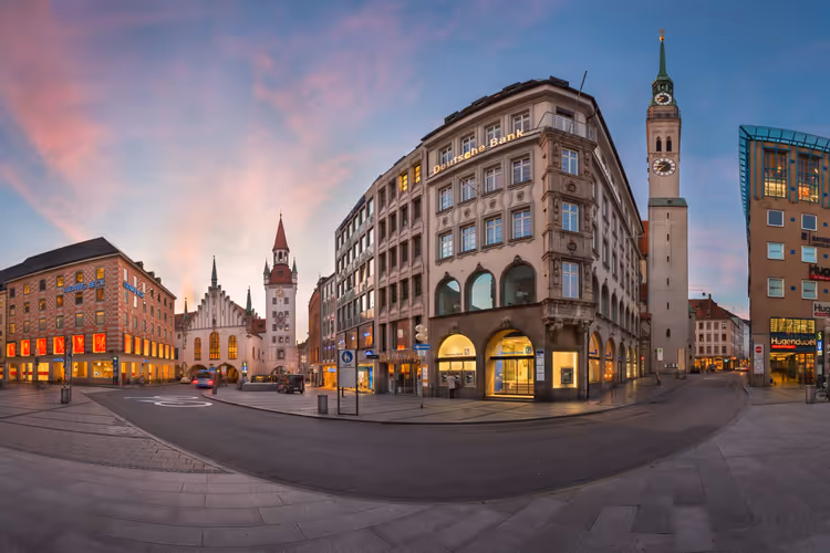 Sonnenuntergangspanorama über den Marienplatz mit dem Alten Rathausturm in München