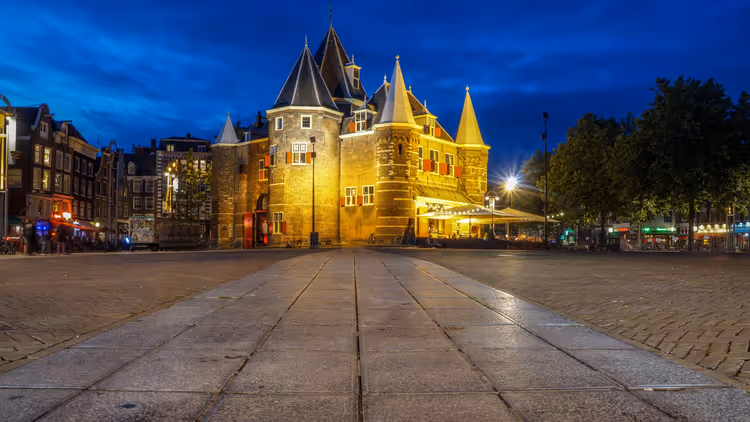 Opplyste Waag på Nieuwmarkt i skumringen