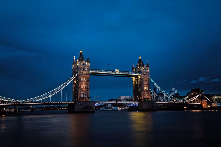 Tower Bridge illuminato di notte a Londra