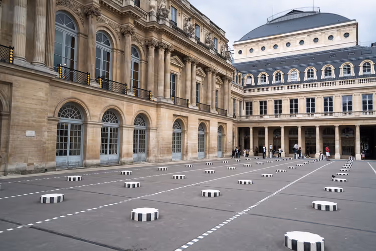 Pátio do Palais-Royal com as colunas de Buren e a fachada do palácio