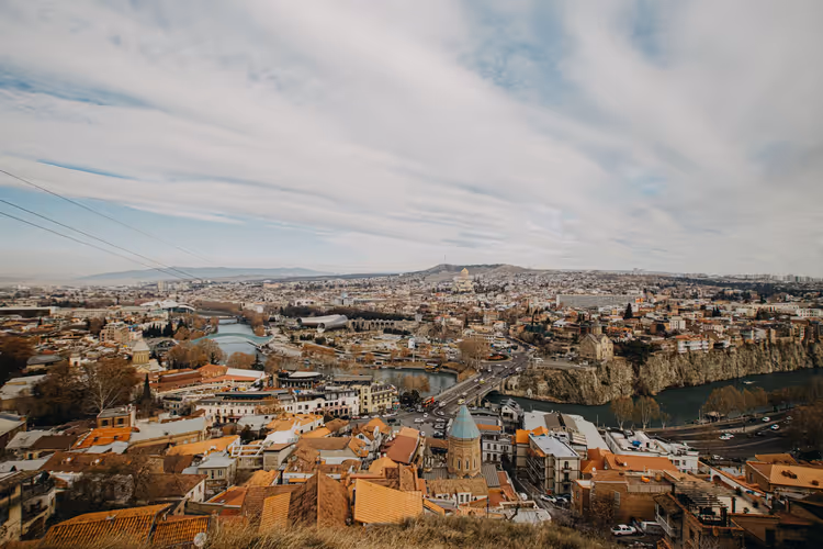 Panoramautsikt over Tbilisi: Gamlebyen og Kura-elven