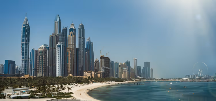 Dubai-strand med skyskrapere og et pariserhjul
