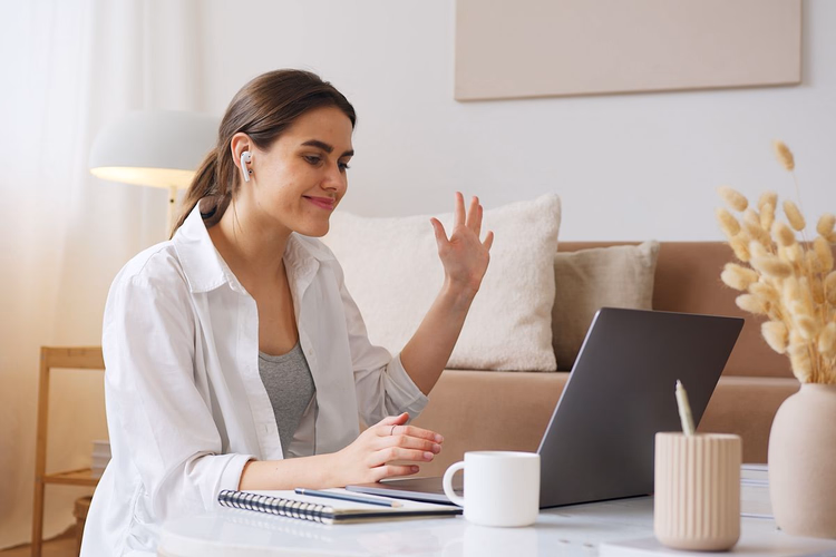 femme parlant lors d'un appel vidéo sur un ordinateur portable