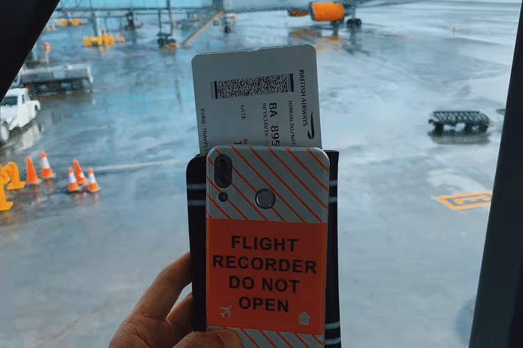 Reisender mit einem Handy am Flughafen