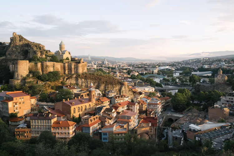 Panorama von Tiflis mit der Festung Narikala bei Sonnenuntergang