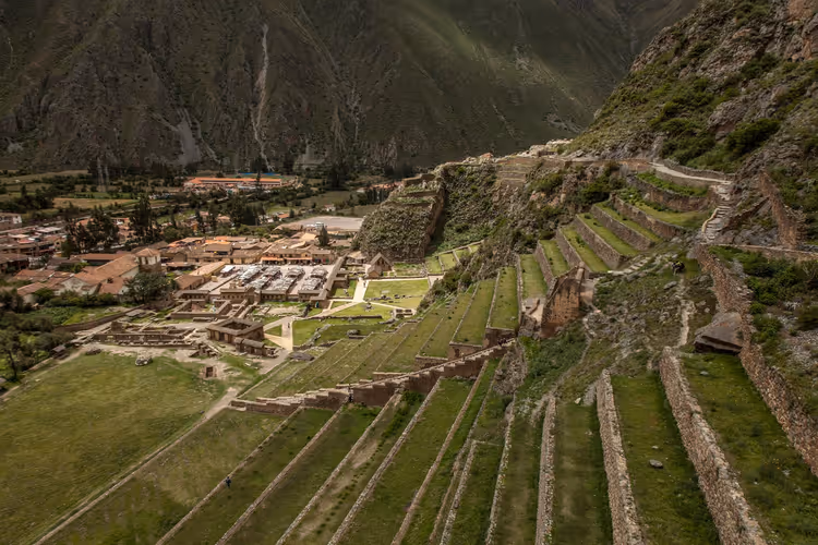 Flyfoto av terrasser og byen Ollantaytambo i Peru