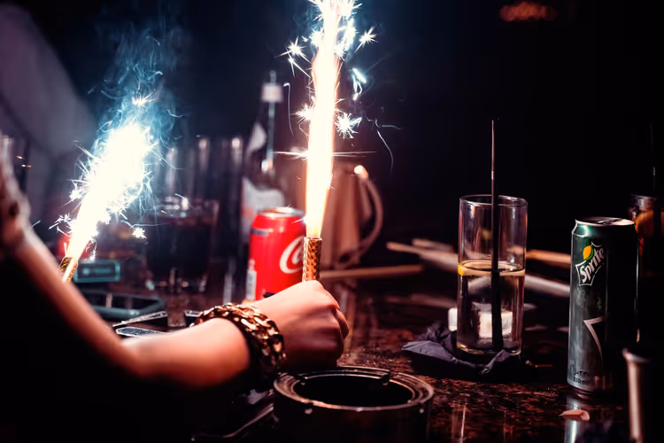 Sterretjes en drankjes op de bar van een club