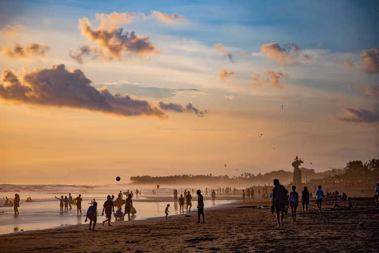 Mennesker ved solnedgang på Canggu-stranden, Bali