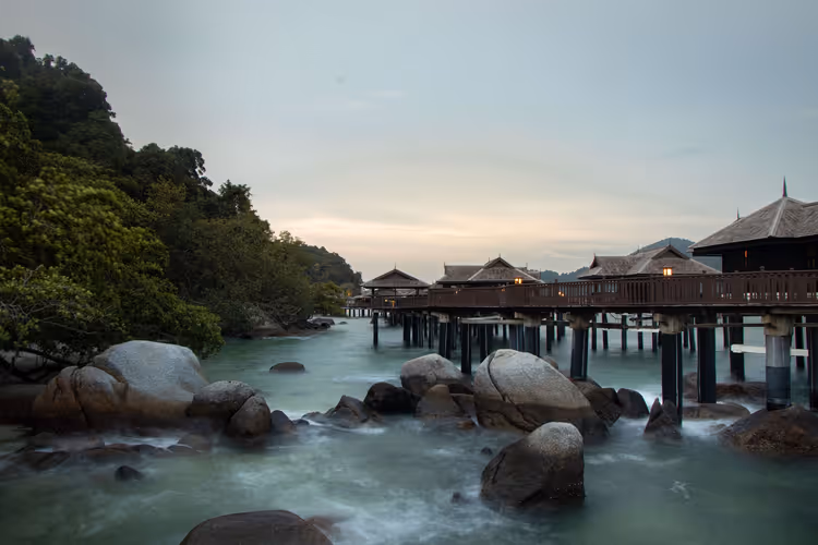 Paalwoningen boven zee bij Pangkor Laut