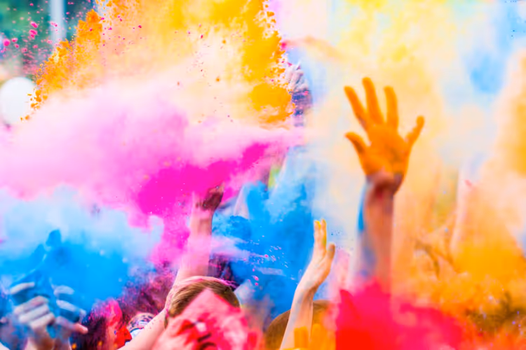 Farbpulver beim Holi-Fest