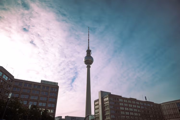 Berlins TV-tårn blant bygninger ved Alexanderplatz