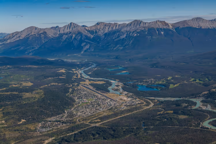 Flyfoto av Jasper bysentrum i Rocky Mountains