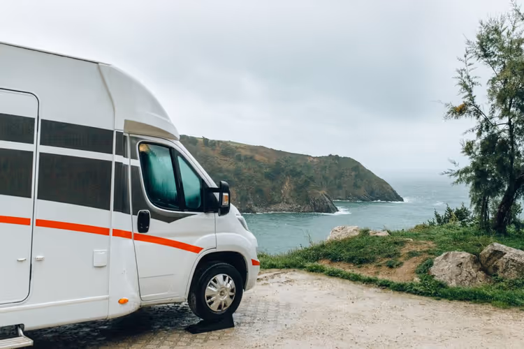 Wohnmobil am Meer in der Nebensaison