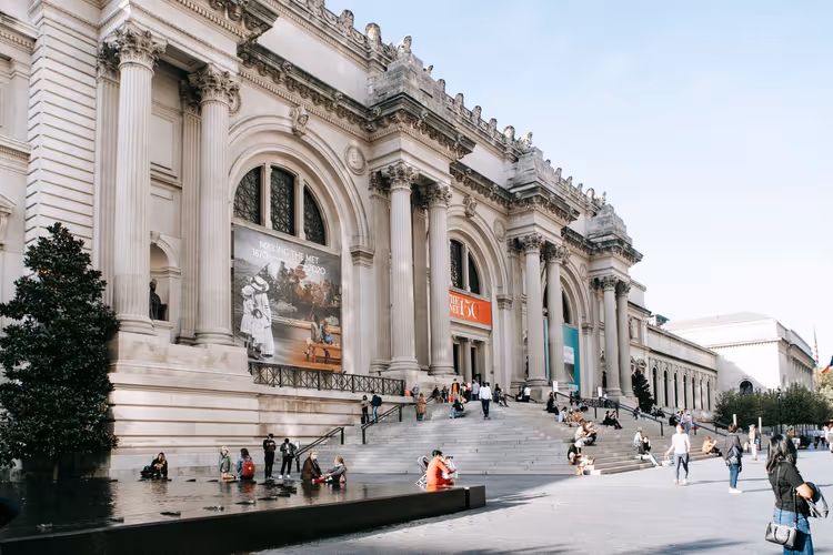 Fassade des Metropolitan Museum of Art mit Besuchern