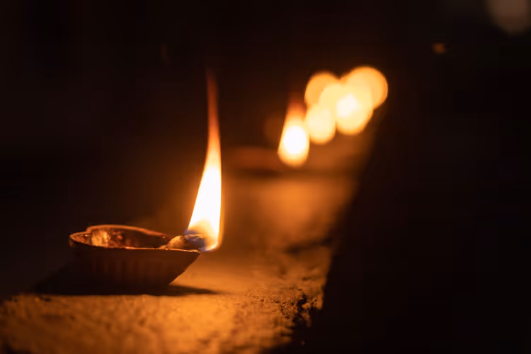 Lampada diya in argilla accesa durante Diwali