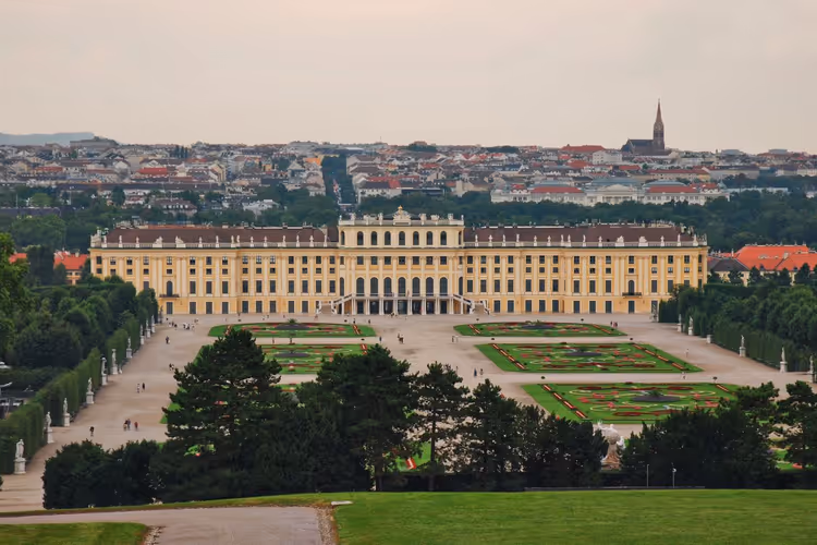 Schloss Schönbrunn und Gärten von oben