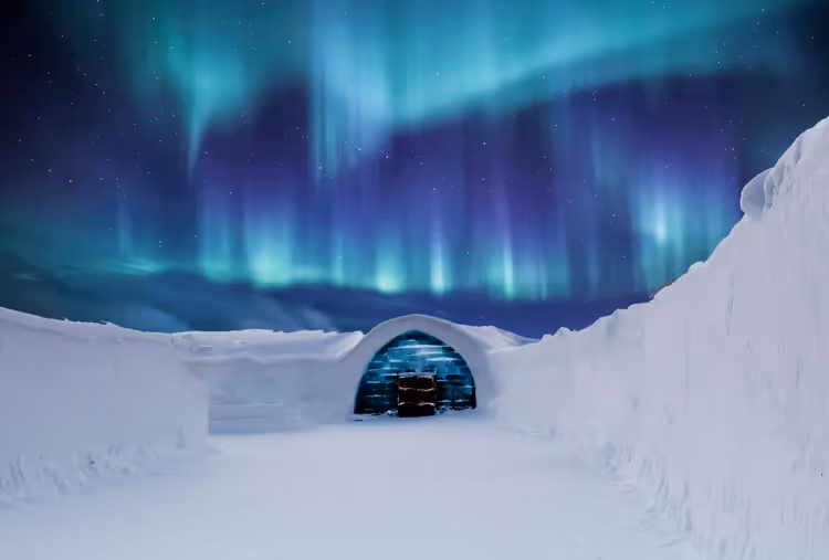 Klaasist iglu virmaliste all lumekaanes