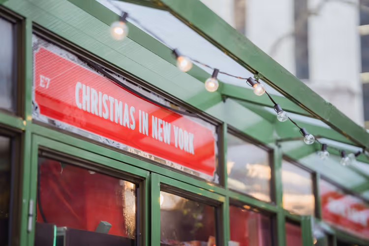 New York'ta Noel yazılı şenlikli pavyon