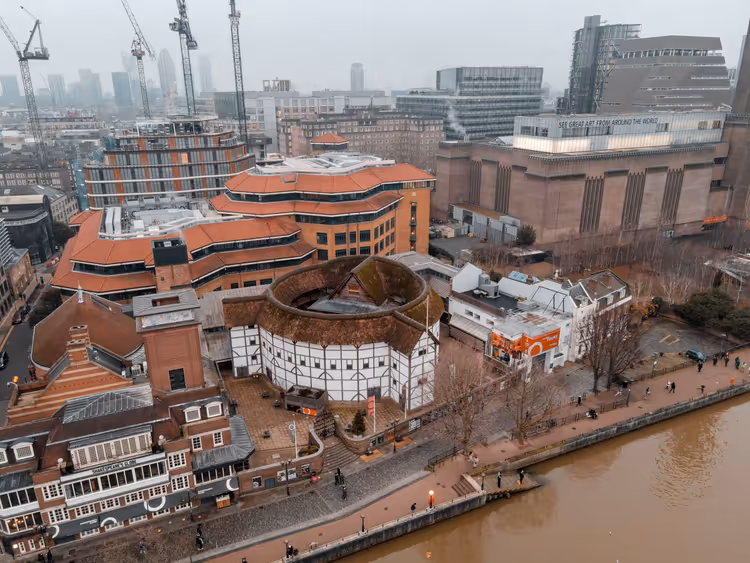 Flyfoto av Globe Theatre og Themsen