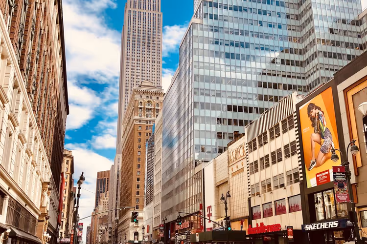 Straßenzug in Manhattan mit Taxis und Wolkenkratzern