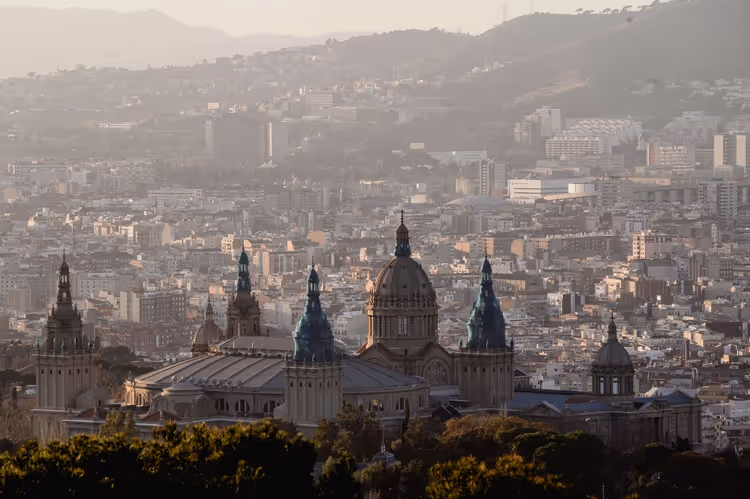 Montjuïc'teki Ulusal Sanat Müzesi ile Barselona panoraması
