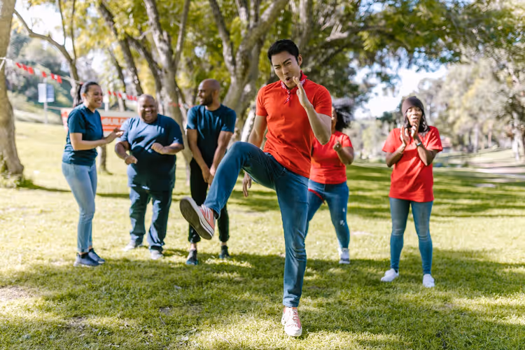 Team doet een leuke teambuildingsoefening in een park