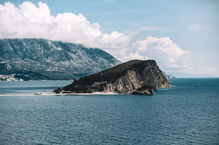 Rotsachtig eiland Sveti Nikola in de Adriatische Zee