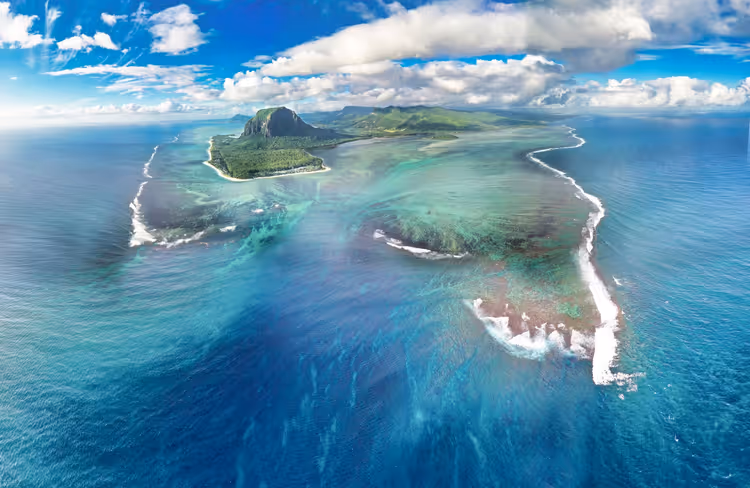 Luchtbeeld van het schiereiland Le Morne, lagune en koraalrif in Mauritius
