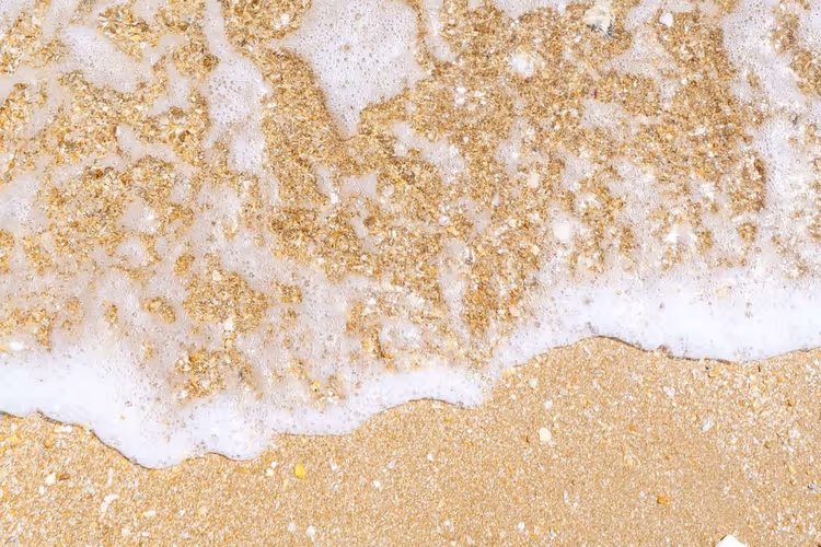 Klares Meerwasser am Sandstrand