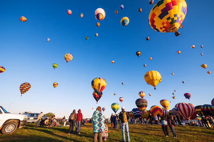 Albuquerque üzerinde sıcak hava balonları
