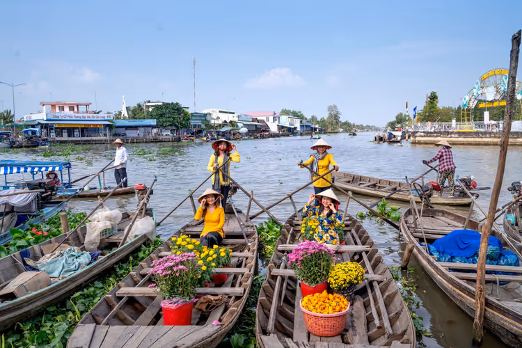 Frauen auf Booten auf einem schwimmenden Markt in Vietnam