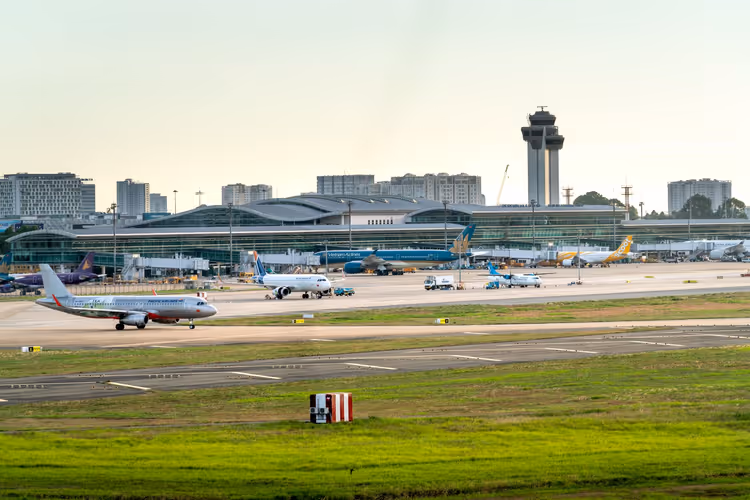 Bangkok Suvarnabhumi Havalimanı'nda apronda bekleyen uçaklar