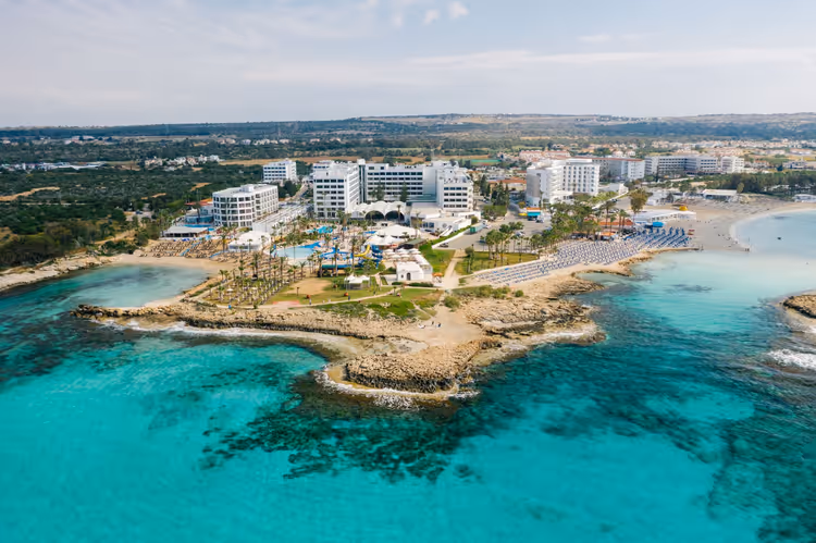 Luchtfoto van Adams Beach en het hotel op Cyprus