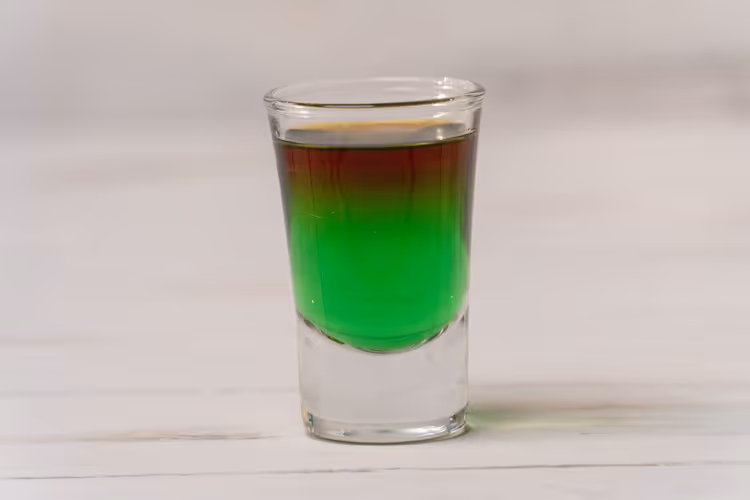 Gelaagd shotje met groene muntlikeur en een donkere laag