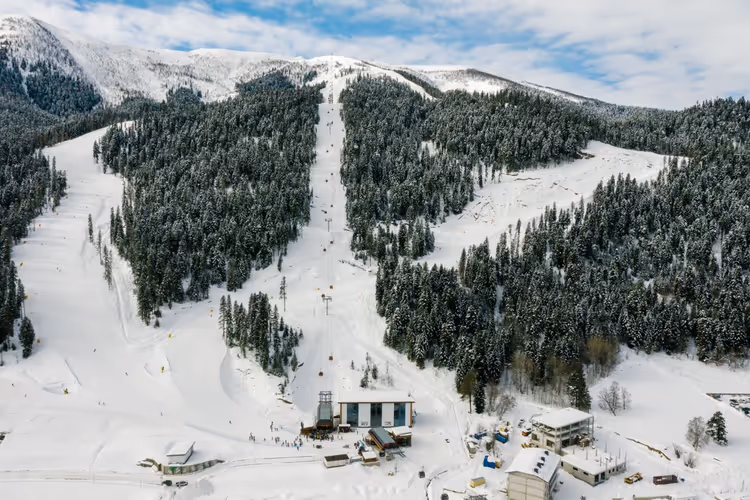 Skigebiet umgeben von schneebedeckten Bergen