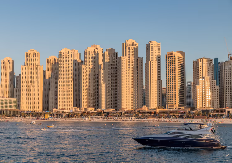 Gün batımında yat ile Dubai Marina silüeti