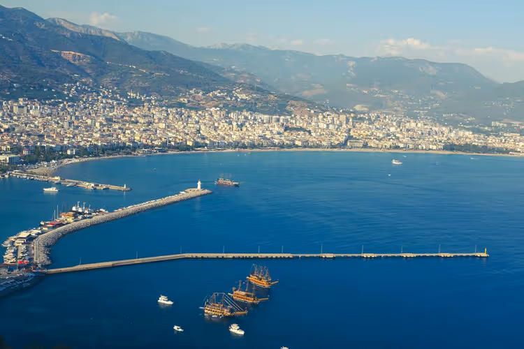 Hafen und Bucht von Alanya von oben