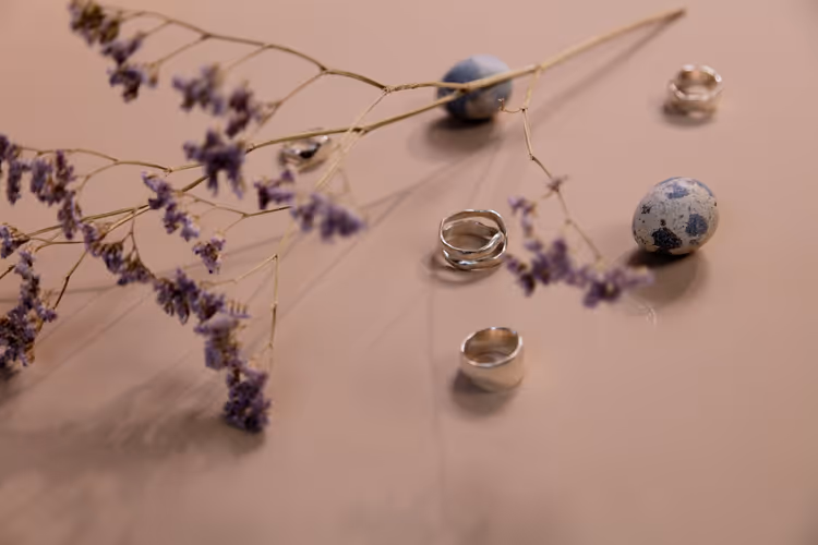 Zilveren ringen, droogbloemen en kwarteleitjes