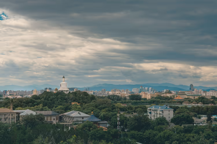 Panorama von Peking mit einer weißen Stupa unter Wolken