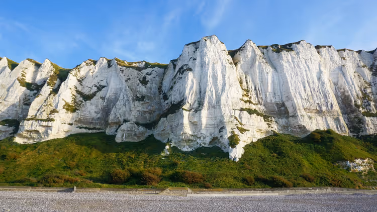 Weiße Kreidefelsen über einem Kiesstrand