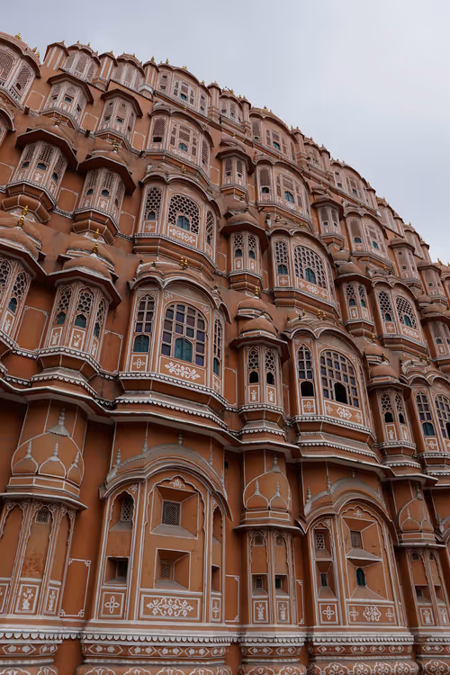 Il palazzo Hawa Mahal a Jaipur di sera