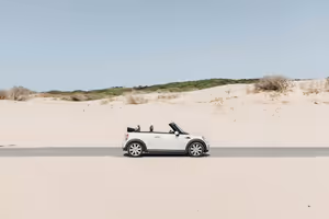 Wie man am Flughafen Antalya ein Auto ohne Kaution mietet