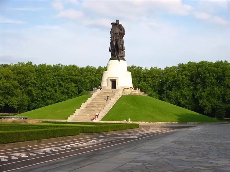 Treptow Park à Berlin - un monument au soldat-libérateur, histoire, photo, description, comment s'y rendre