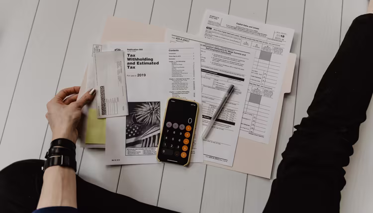 loan, details, app, digital 📸📸 Close-up realistic image of a phone screen showing a credit calculator app, soft shadows, natural light from the side 📸📸 Vergrößerte Kreditdetails auf Smartphone