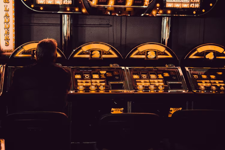 casino, smartphone, travel, pay n play 📸📸 A modern traveler sitting in an airport lounge playing a no-registration casino game on their phone, with suitcase nearby 📸📸 Tourist spielt auf Smartphone mit Casino-App