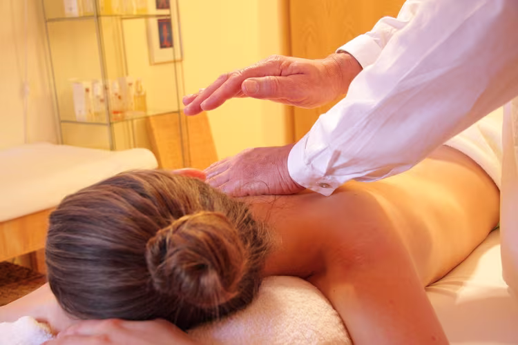 Bonn tourism, wellness, laser hair removal, realistic photo of tourists enjoying a spa and beauty treatment during a city trip 📸📸 Wellness-Tourismus Bonn