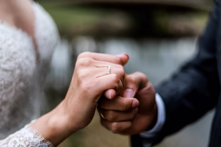 Heiratsunterlagen auf einem Tisch mit Blumen