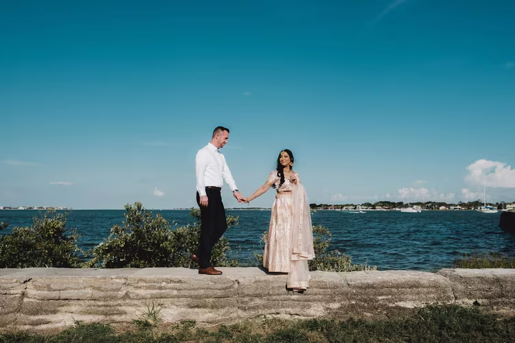 Glückliches Paar nach der Hochzeit in Kopenhagen